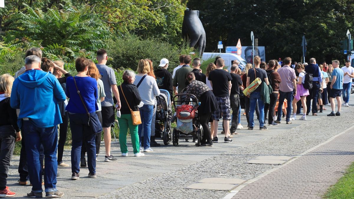 Dvouhodinové fronty, popletené lístky, zavřené ulice. Volby v Berlíně provází chaos